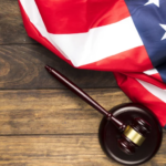 Montagem com o ministro Alexandre de Moraes e o presidente dos EUA Donald Trump sobre fundo com a bandeira americana.