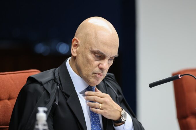 Ministro Alexandre de Moraes e ex-deputado Alexandre Ramagem em contexto de julgamento no STF