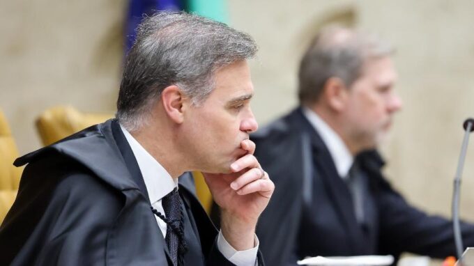 Ministro André Mendonça do STF durante sessão plenária