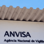 Frascos de medicamento para hipertensão com logo da Anvisa ao fundo, representando suspensão por contaminação