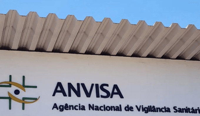 Frascos de medicamento para hipertensão com logo da Anvisa ao fundo, representando suspensão por contaminação