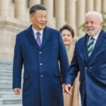 Montagem com as bandeiras do Brasil e da China, representando a denúncia de base militar secreta.