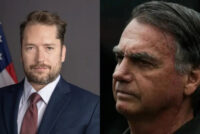 Jair Bolsonaro e Darren Beattie, assessor de Donald Trump, em imagem representativa da visita autorizada na Papuda.