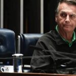 Ex-presidente Jair Bolsonaro em evento público, com expressão séria.