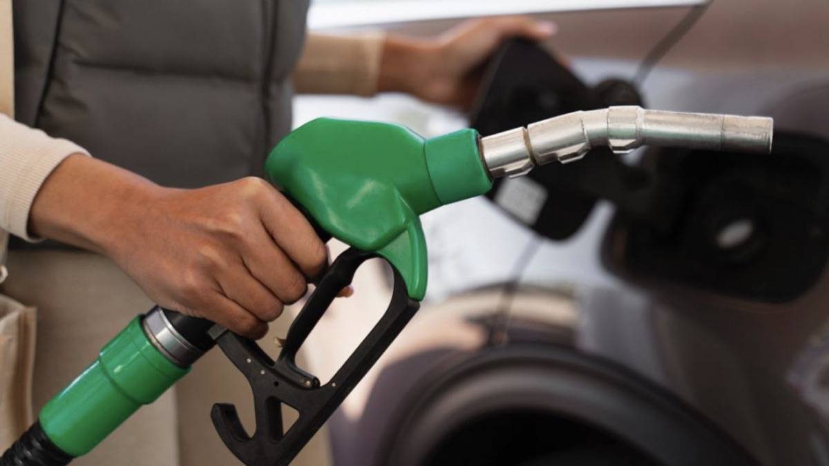 Bomba de diesel em posto de combustível ilustrando o risco de desabastecimento no Brasil