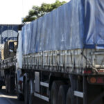 Fila de caminhões parados em rodovia durante protesto contra a alta do preço do diesel no Brasil.