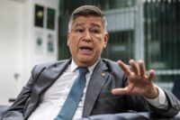 Montagem com o senador Carlos Viana e o ministro Alexandre de Moraes, com o logotipo do STF ao fundo.