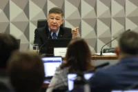 Senador Carlos Viana, presidente da CPMI do INSS, durante sessão da comissão no Congresso Nacional