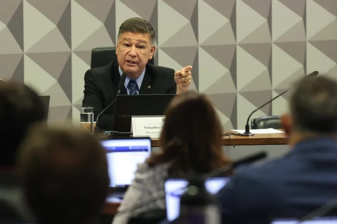 Senador Carlos Viana, presidente da CPMI do INSS, durante sessão da comissão no Congresso Nacional
