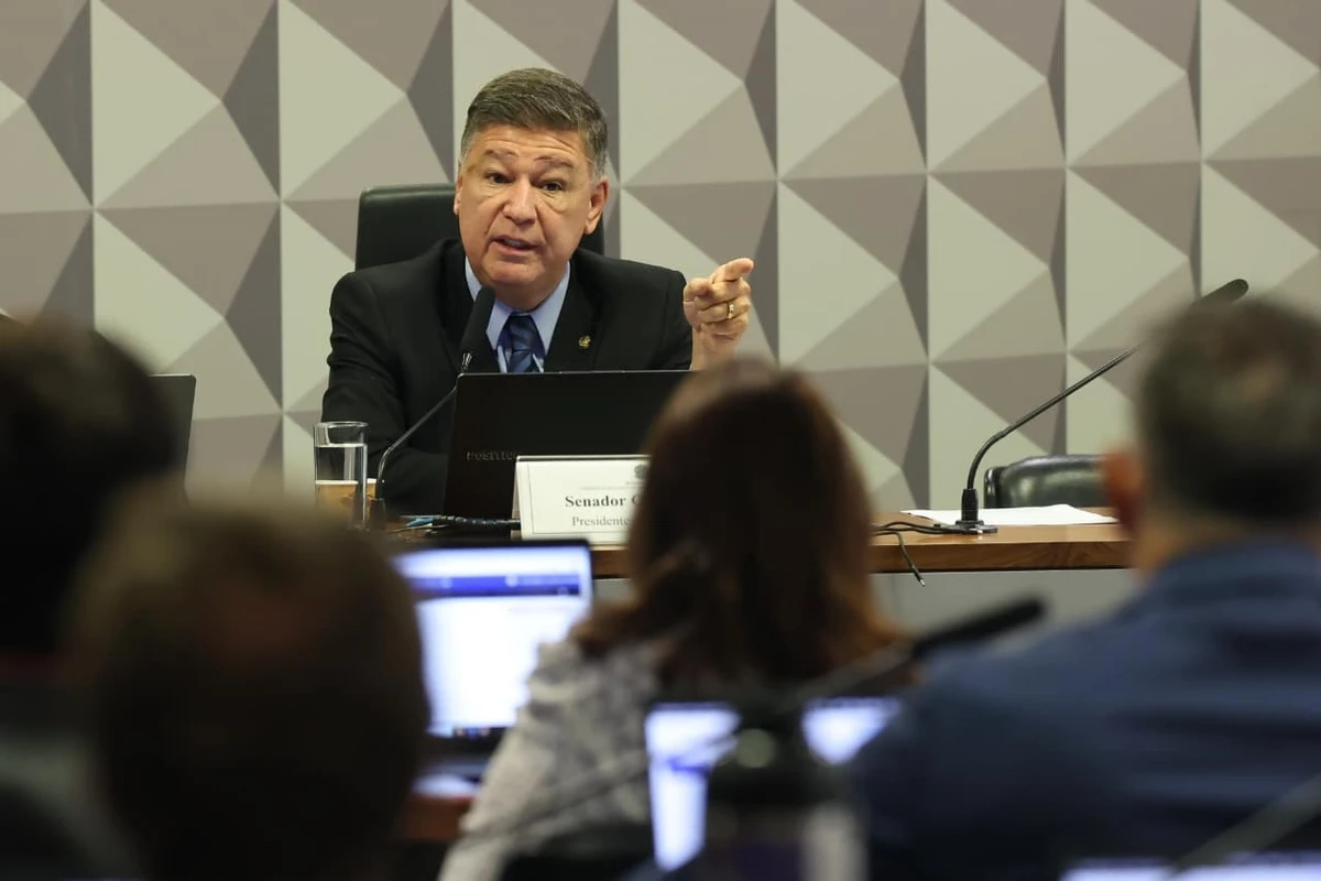 Senador Carlos Viana, presidente da CPMI do INSS, durante sessão da comissão no Congresso Nacional