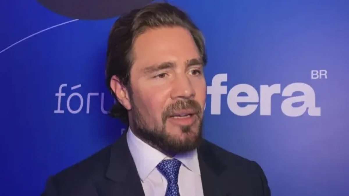 Daniel Vorcaro, ex-proprietário do Banco Master, investigado por operações suspeitas com fundos de investimento.