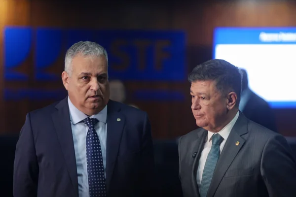 Montagem com o ex-banqueiro Daniel Vorcaro e a fachada do Supremo Tribunal Federal em Brasília