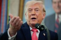 Donald Trump com expressão séria durante anúncio sobre mobilização militar contra o Irã