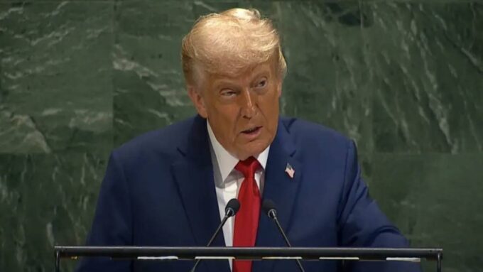 Presidente Donald Trump discursando de forma firme sobre a situação no Oriente Médio