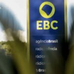 Sede da Empresa Brasil de Comunicação (EBC) em Brasília com bandeira da China ao fundo