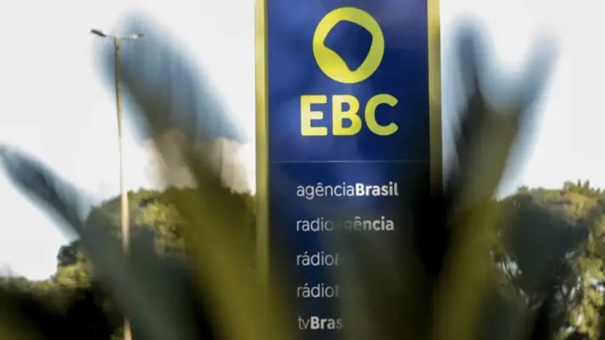 Sede da Empresa Brasil de Comunicação (EBC) em Brasília com bandeira da China ao fundo