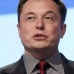 Elon Musk, CEO da Starlink, com satélites ao fundo, representando a expansão da internet no Brasil.