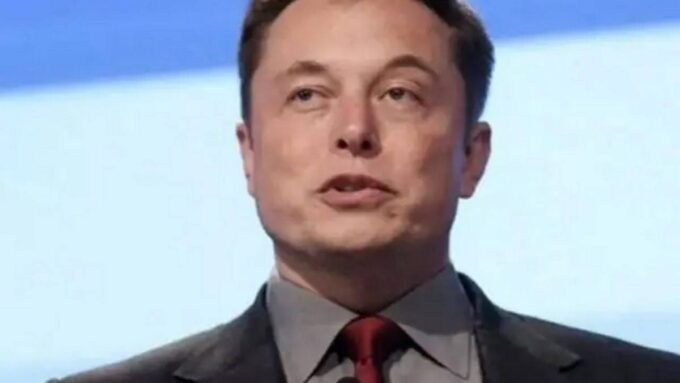 Elon Musk, CEO da Starlink, com satélites ao fundo, representando a expansão da internet no Brasil.