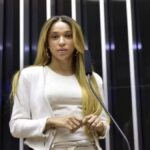 Deputada Erika Hilton discursando na Comissão de Defesa dos Direitos da Mulher na Câmara dos Deputados