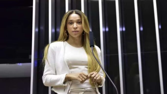 Deputada Erika Hilton discursando na Comissão de Defesa dos Direitos da Mulher na Câmara dos Deputados