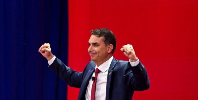 Senador Flávio Bolsonaro discursa sobre candidatura em 2026 com agenda conservadora