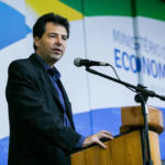 Senador Flávio Bolsonaro e economista Adolfo Sachsida articulam revogaço de medidas do governo Lula