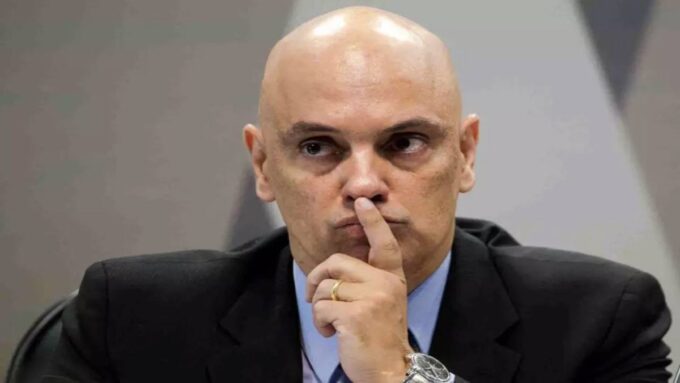 Senador Flávio Bolsonaro e ministro Alexandre de Moraes em montagem sobre decisão do STF