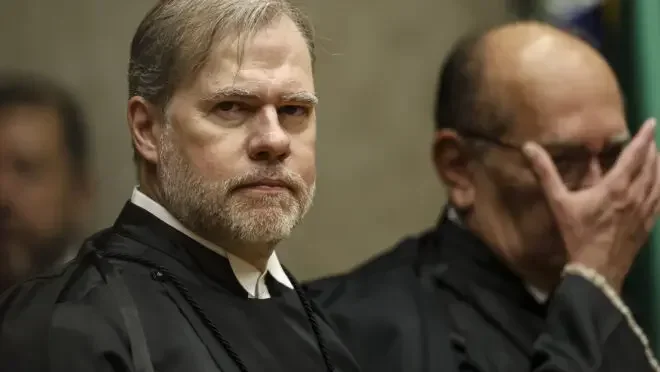 Ministros do STF Gilmar Mendes e Dias Toffoli durante sessão no Supremo Tribunal Federal