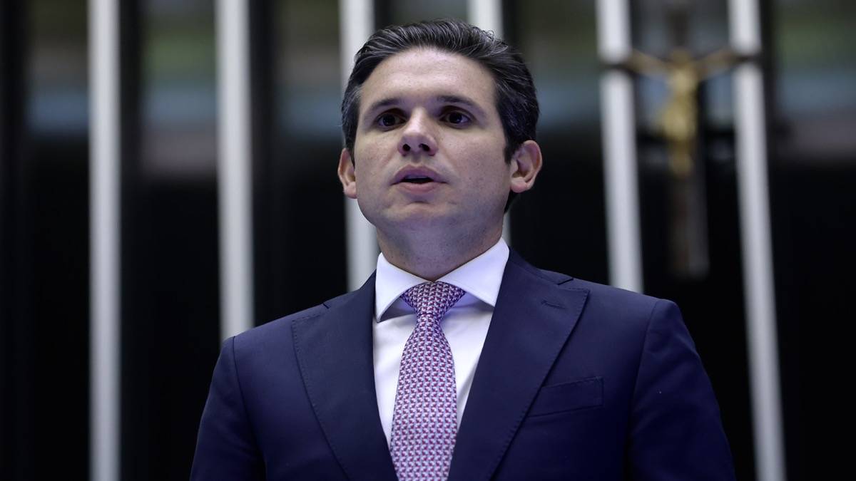 Deputado Hugo Motta, presidente da Câmara, em destaque na notícia sobre empréstimo do Banco Master à sua cunhada.