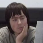 Tela de computador com interface de inteligência artificial representando uso de IA em planejamento criminoso