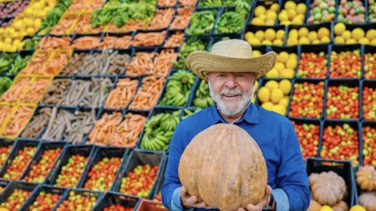 Presidente Lula diante de prateleiras de supermercado com preços elevados, simbolizando inflação dos alimentos