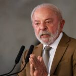 Montagem com Lula, Darren Beattie e Jair Bolsonaro ilustrando a tensão diplomática entre Brasil e EUA.