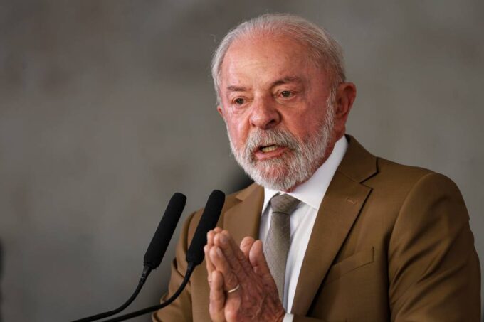 Montagem com Lula, Darren Beattie e Jair Bolsonaro ilustrando a tensão diplomática entre Brasil e EUA.