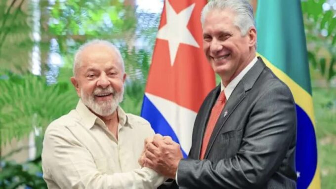Luiz Inácio Lula da Silva e o ditador cubano Miguel Díaz-Canel em encontro oficial.