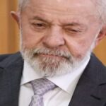 Presidente Lula com expressão séria, ilustrando o aumento recorde da carga tributária no Brasil.