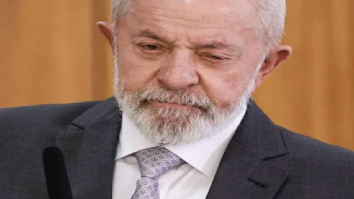Presidente Lula com expressão séria, ilustrando o aumento recorde da carga tributária no Brasil.