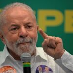 Presidente Lula com expressão de preocupação, ilustrando a crise econômica e a inadimplência recorde no Brasil.