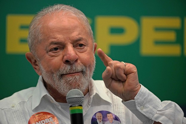 Presidente Lula com expressão de preocupação, ilustrando a crise econômica e a inadimplência recorde no Brasil.