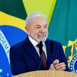 Presidente Lula com expressão de preocupação durante evento oficial, refletindo a crise fiscal e o desgaste político em 2026.