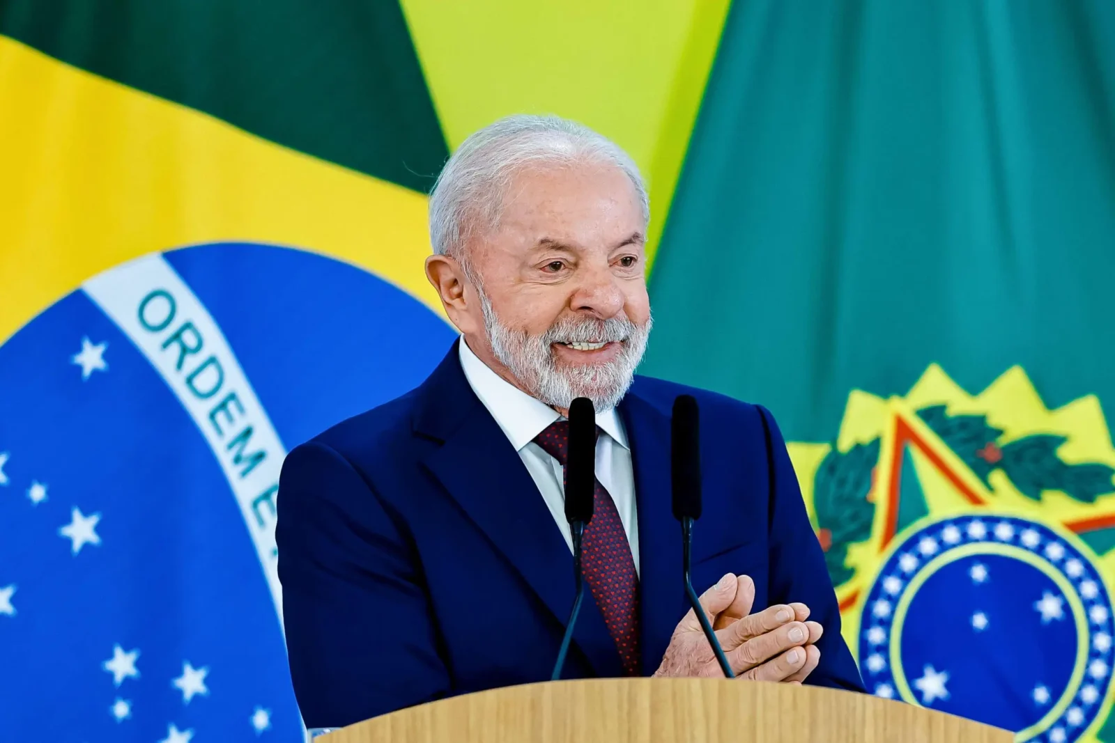 Presidente Lula com expressão de preocupação durante evento oficial, refletindo a crise fiscal e o desgaste político em 2026.