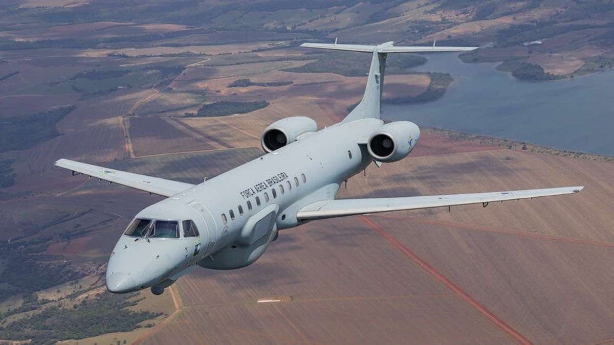 Presidente Lula embarca em viagem oficial com comitiva governamental