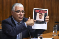 Lulinha e Lula lado a lado com tarja sobre investigação do INSS e empresa na Espanha