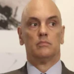 Montagem com Alexandre de Moraes e Jair Bolsonaro lado a lado, ilustrando a decisão sobre a prisão domiciliar.