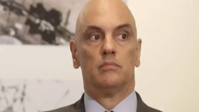 Montagem com Alexandre de Moraes e Jair Bolsonaro lado a lado, ilustrando a decisão sobre a prisão domiciliar.