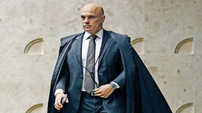 Montagem com Alexandre de Moraes, Jair Bolsonaro e Donald Trump representando a tensão diplomática