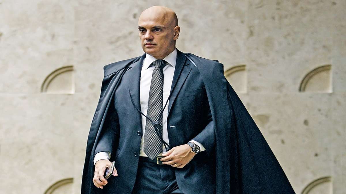 Montagem com Alexandre de Moraes, Jair Bolsonaro e Donald Trump representando a tensão diplomática