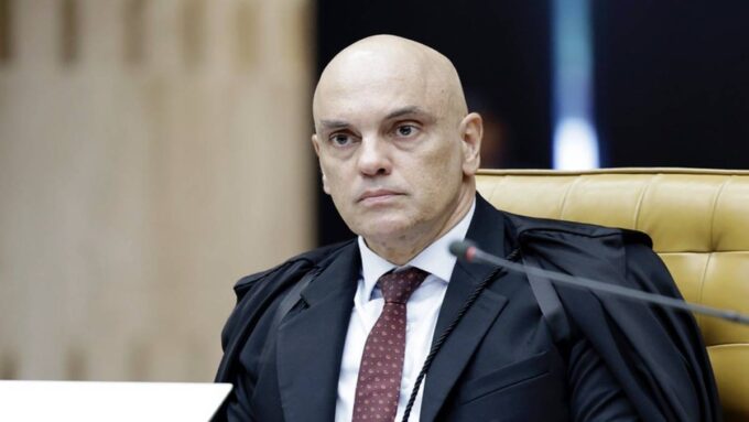 Ministros Alexandre de Moraes e Flávio Dino durante sessão no Supremo Tribunal Federal