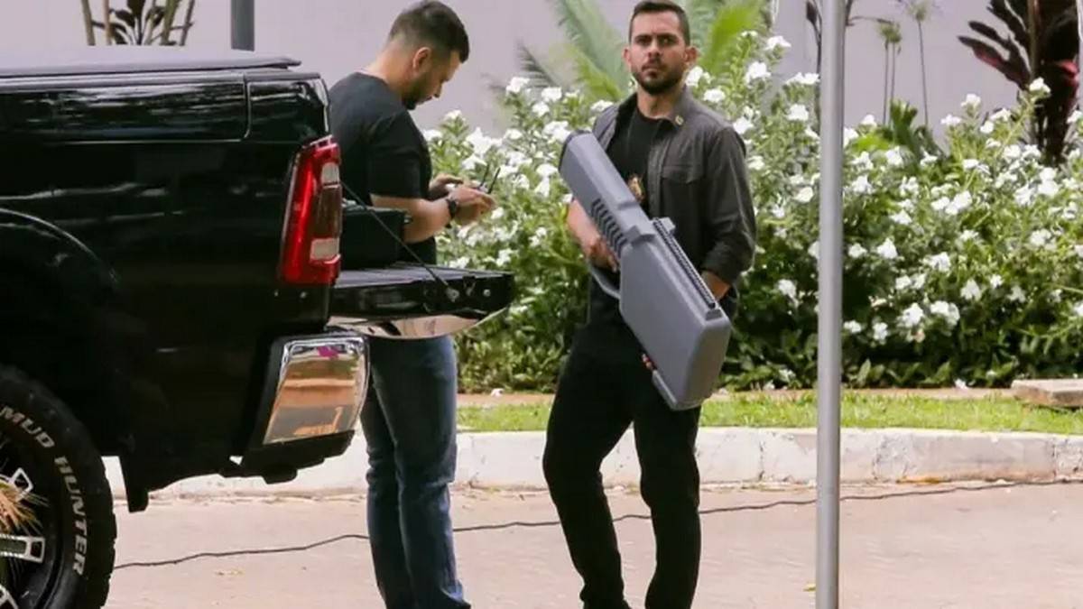 Policial da PMDF em operação de segurança próximo à residência de Jair Bolsonaro em Brasília