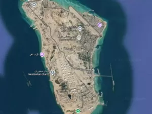 Presidente Donald Trump com expressão firme ao lado de imagem da ilha de Kharg no Irã