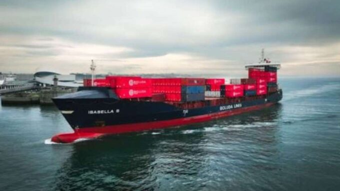 Autoridades de Portugal durante operação que apreendeu cocaína escondida em carga de açúcar